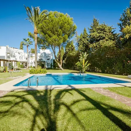 Tropical Getaway Townhouse In Nueva Andalucia Close To Naranjos Golf Holiday home *
